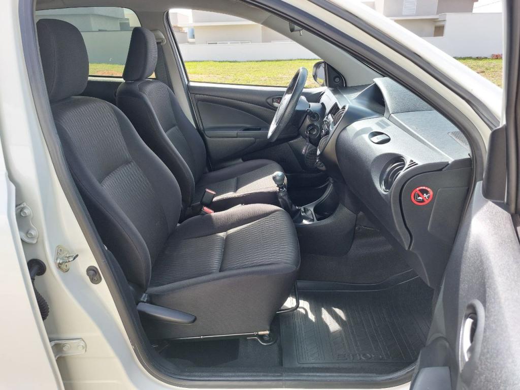 TOYOTA Etios Hatch - Foto