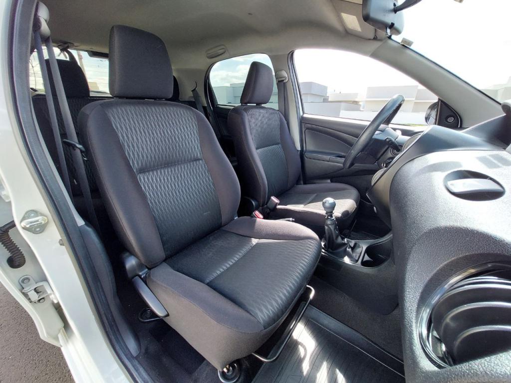 TOYOTA Etios Hatch - Foto