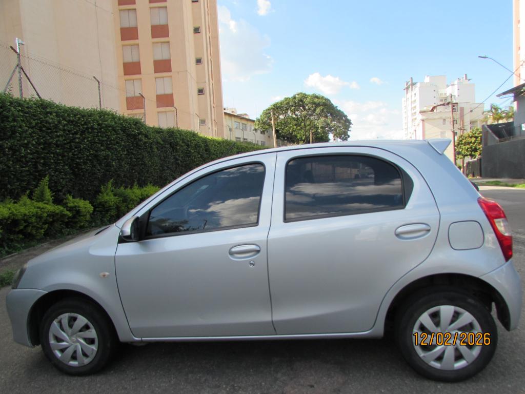 TOYOTA Etios Hatch - Foto