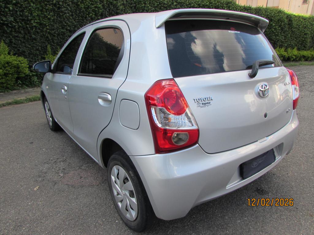 TOYOTA Etios Hatch - Foto