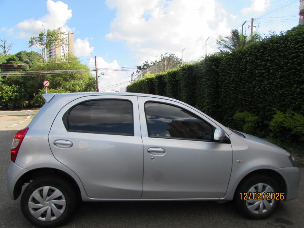 TOYOTA Etios Hatch - Foto