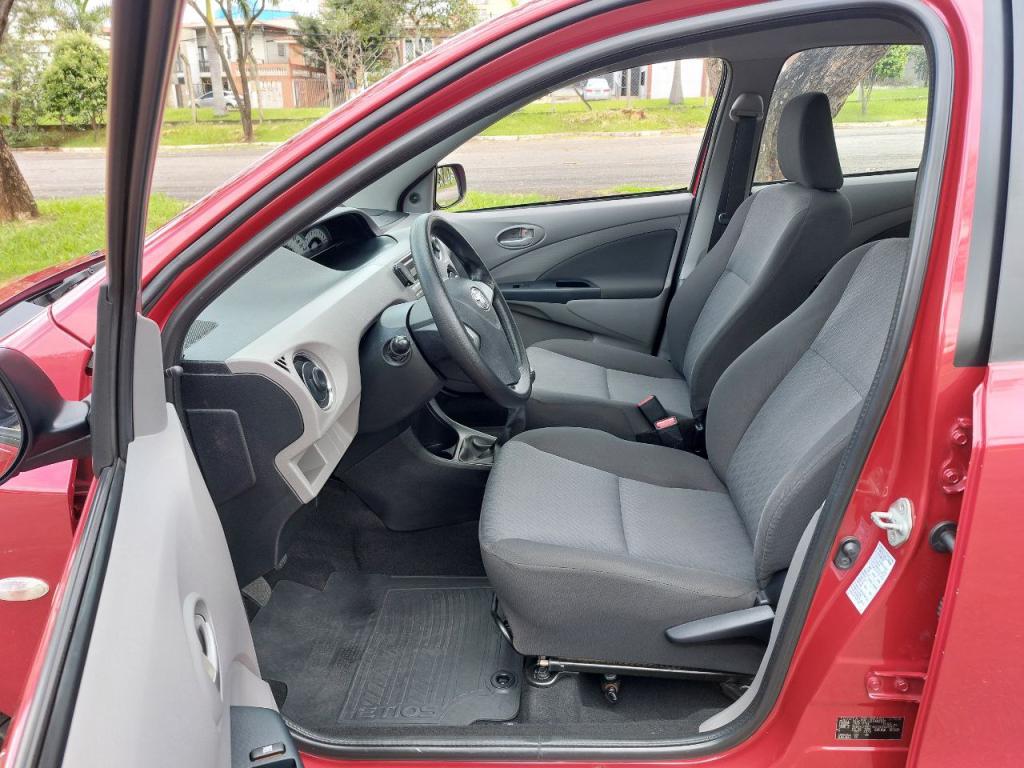 TOYOTA Etios Hatch - Foto