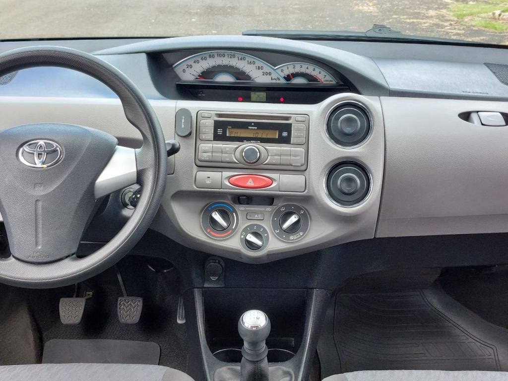 TOYOTA Etios Hatch - Foto