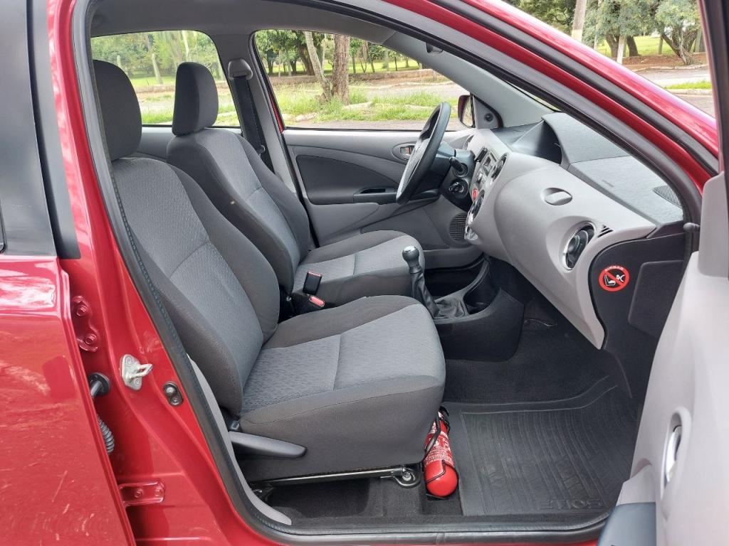 TOYOTA Etios Hatch - Foto