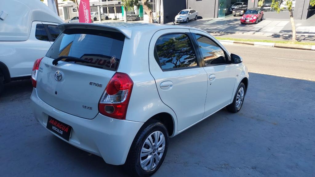 TOYOTA Etios Hatch - Foto