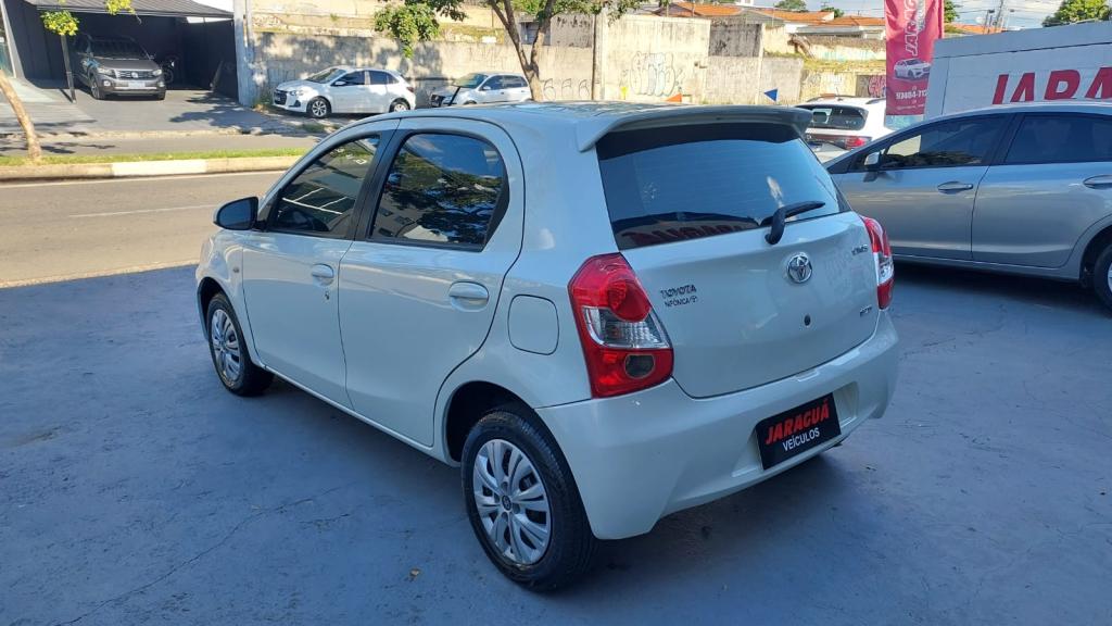TOYOTA Etios Hatch - Foto