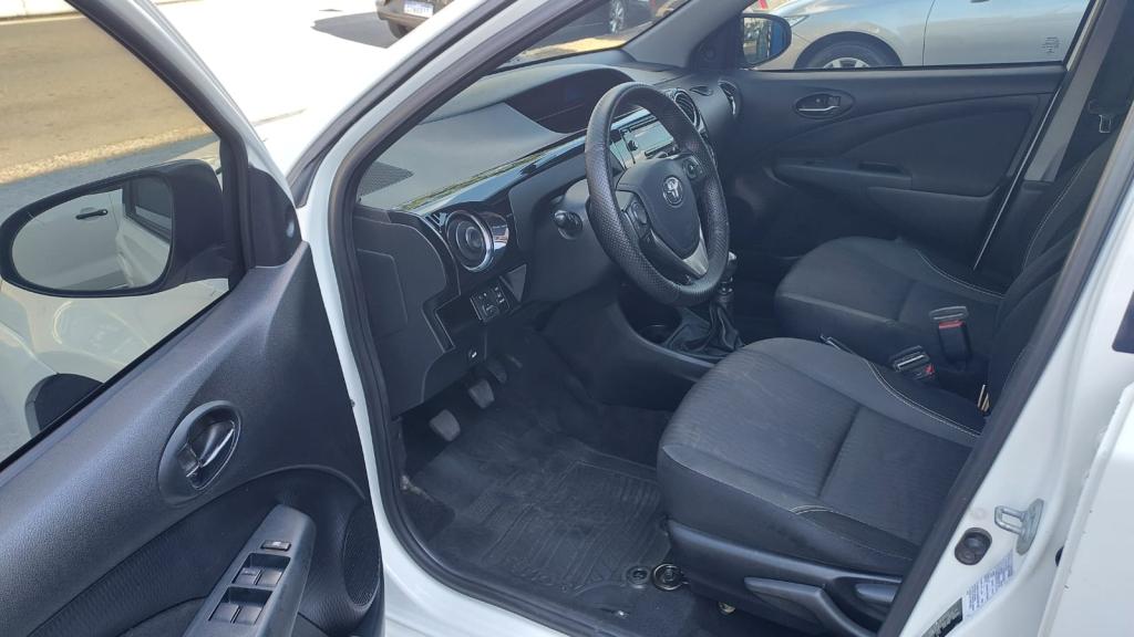 TOYOTA Etios Hatch - Foto