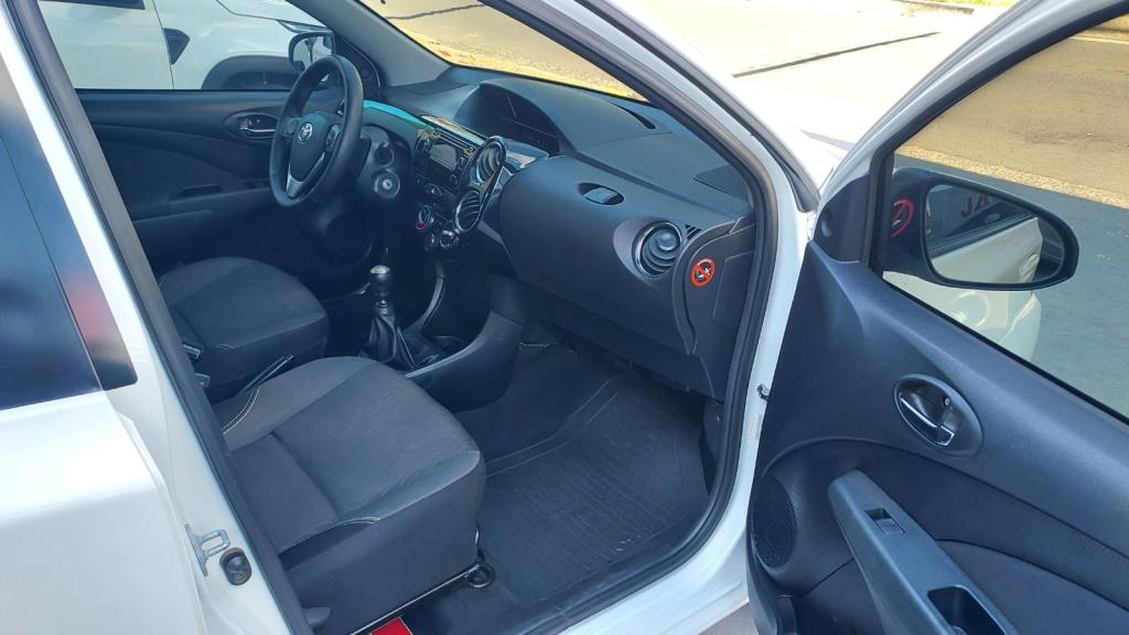 TOYOTA Etios Hatch - Foto