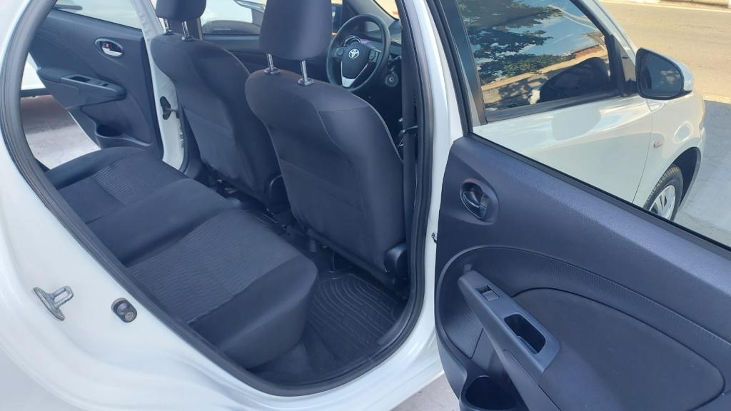 TOYOTA Etios Hatch - Foto