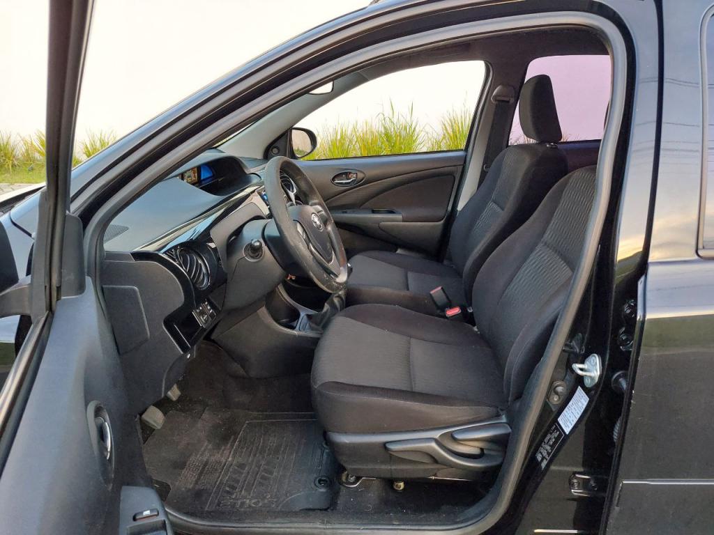 TOYOTA Etios Hatch - Foto