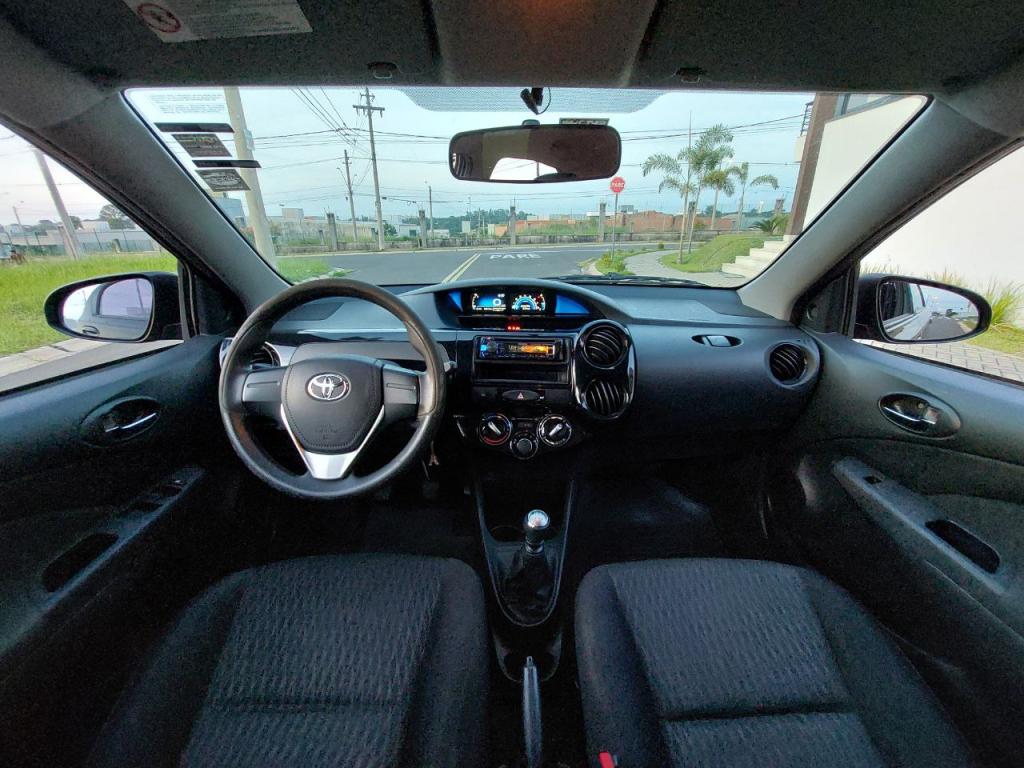 TOYOTA Etios Hatch - Foto