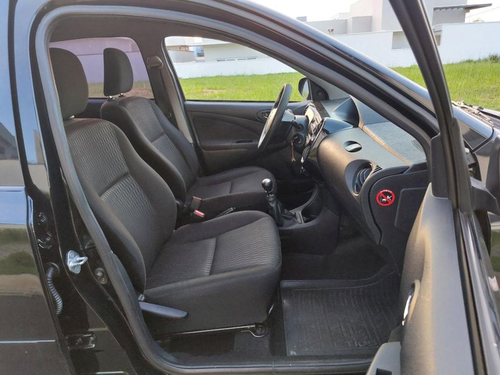 TOYOTA Etios Hatch - Foto
