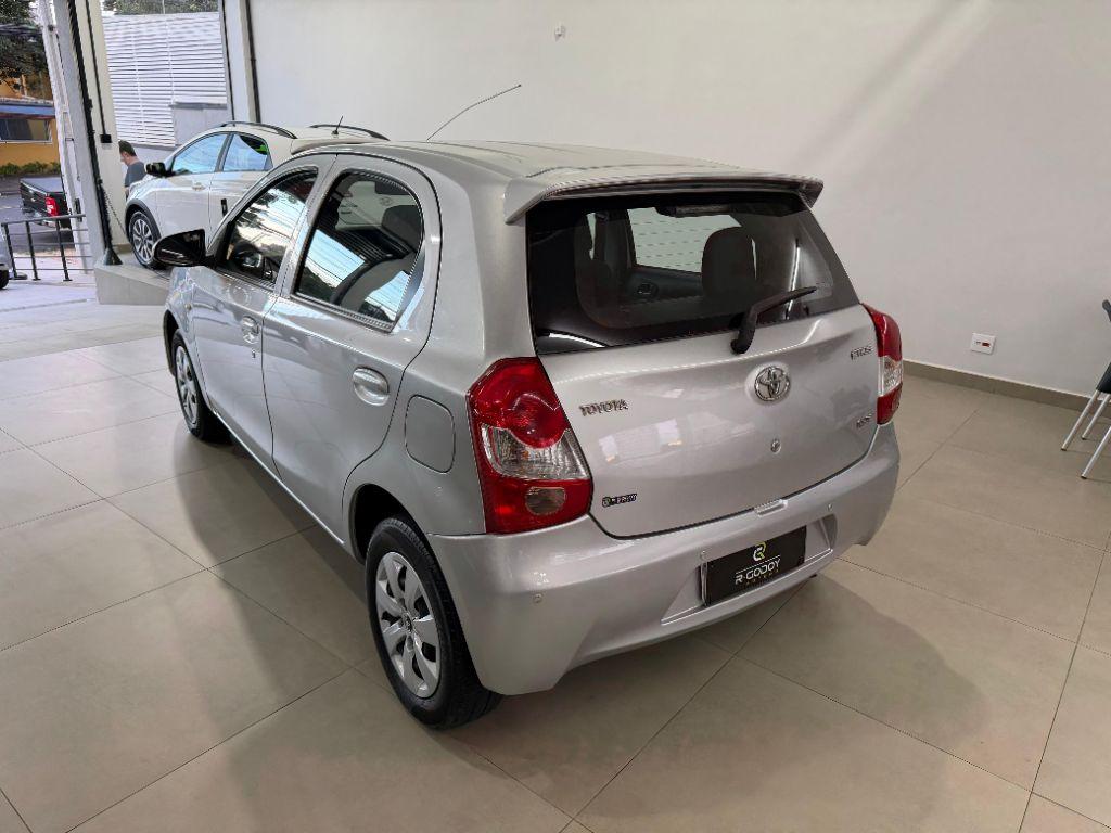 TOYOTA Etios Hatch - Foto