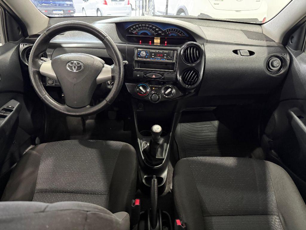 TOYOTA Etios Hatch - Foto