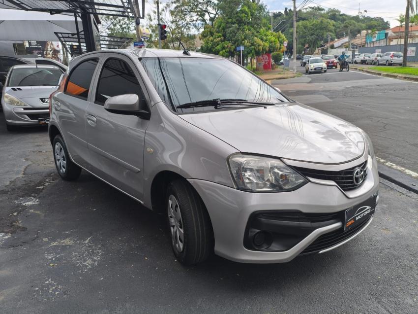 TOYOTA Etios Hatch - Foto