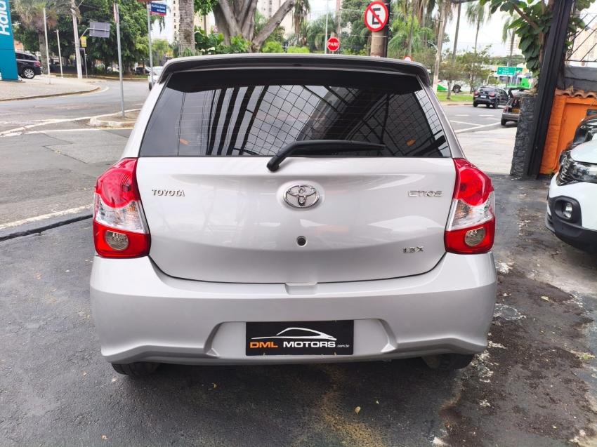 TOYOTA Etios Hatch - Foto