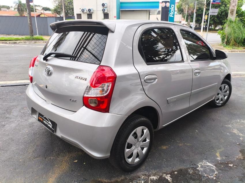 TOYOTA Etios Hatch - Foto