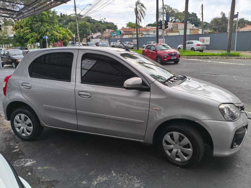 TOYOTA Etios Hatch - Foto