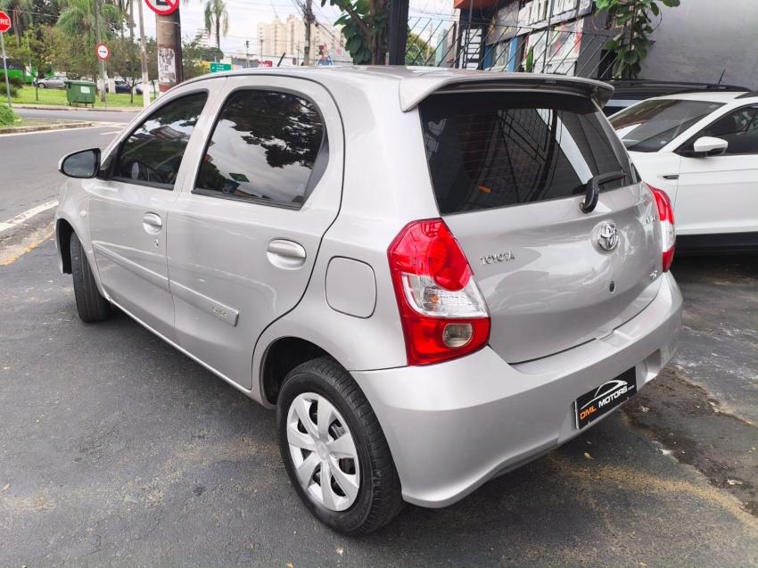 TOYOTA Etios Hatch - Foto