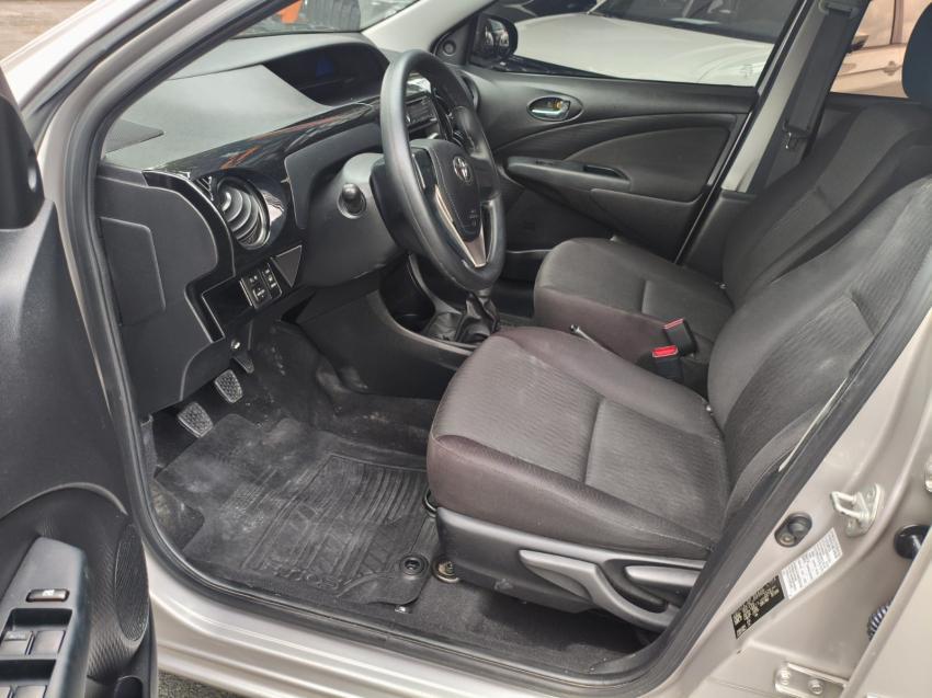 TOYOTA Etios Hatch - Foto