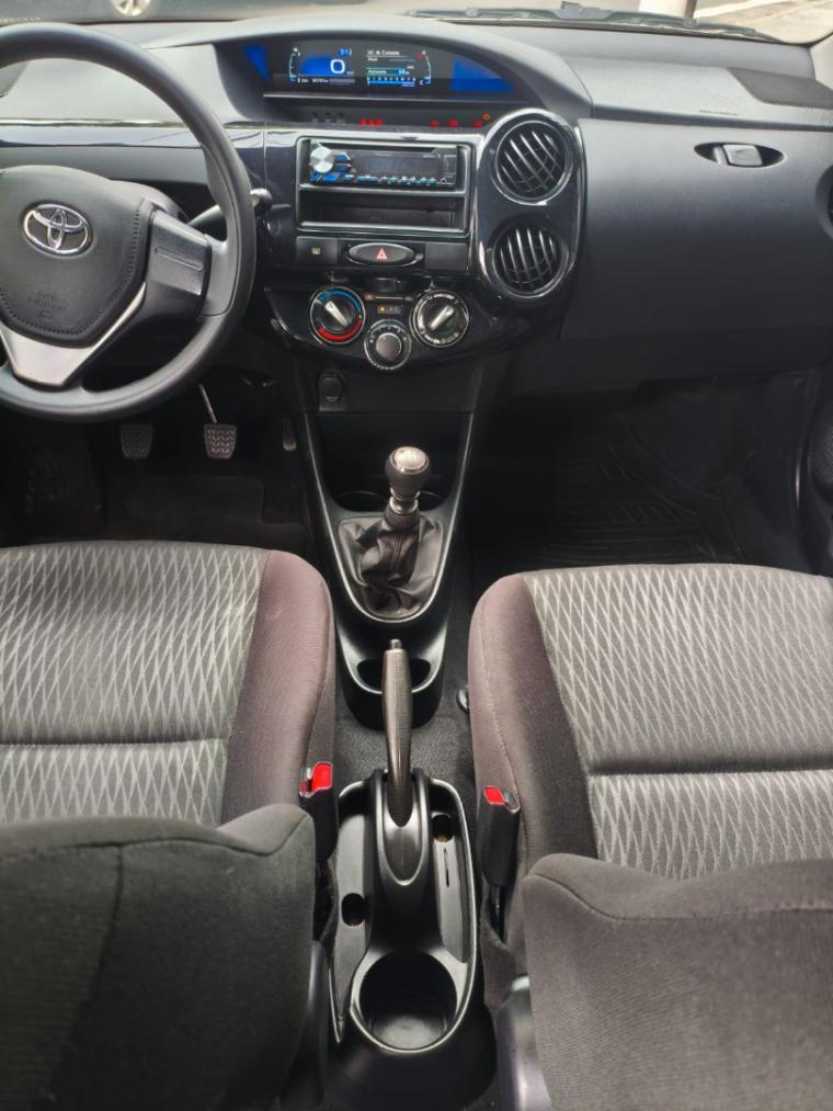 TOYOTA Etios Hatch - Foto