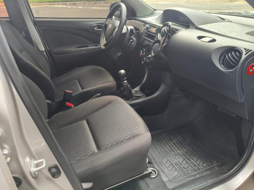 TOYOTA Etios Hatch - Foto