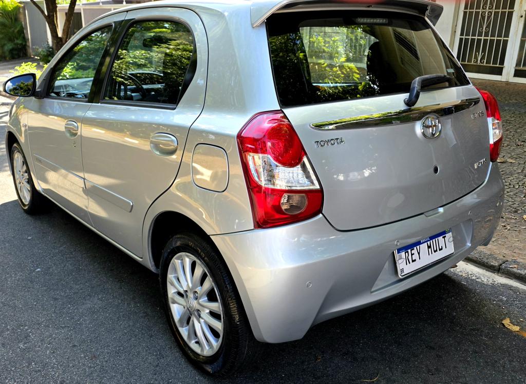 TOYOTA Etios Hatch - Foto