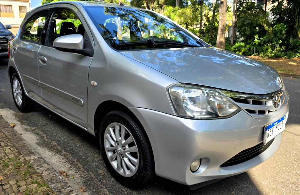 TOYOTA Etios Hatch - Foto