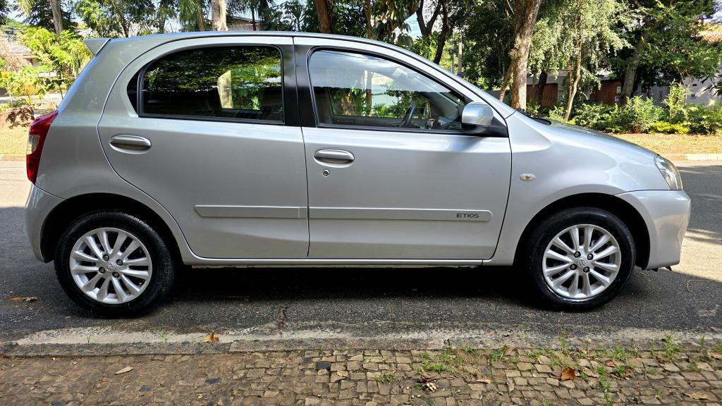 TOYOTA Etios Hatch - Foto