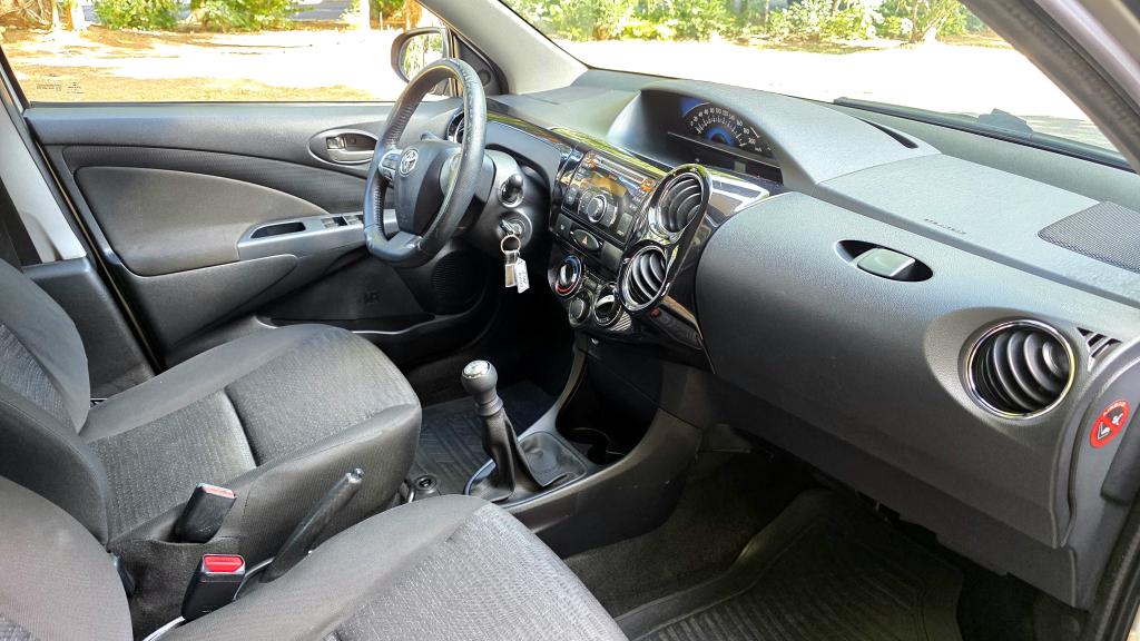 TOYOTA Etios Hatch - Foto