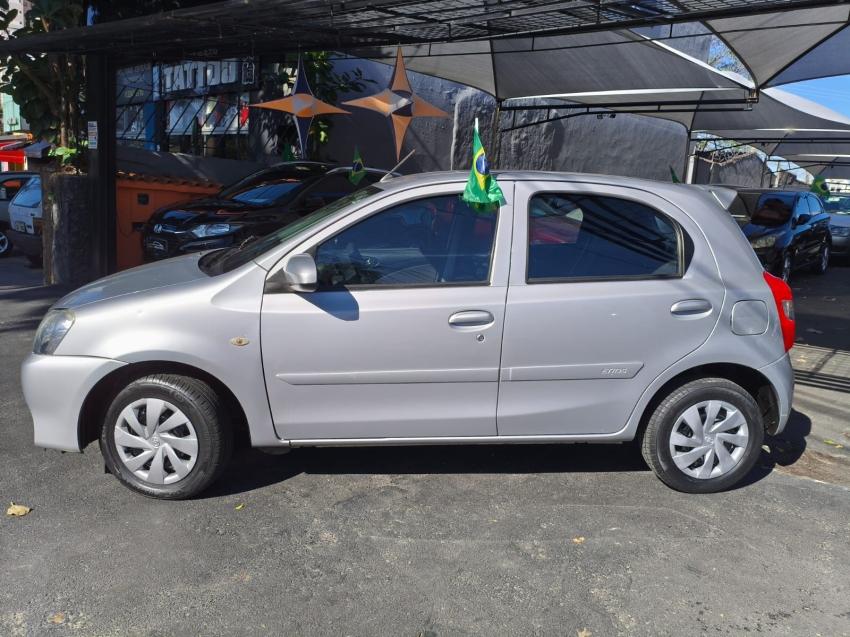 TOYOTA Etios Hatch - Foto