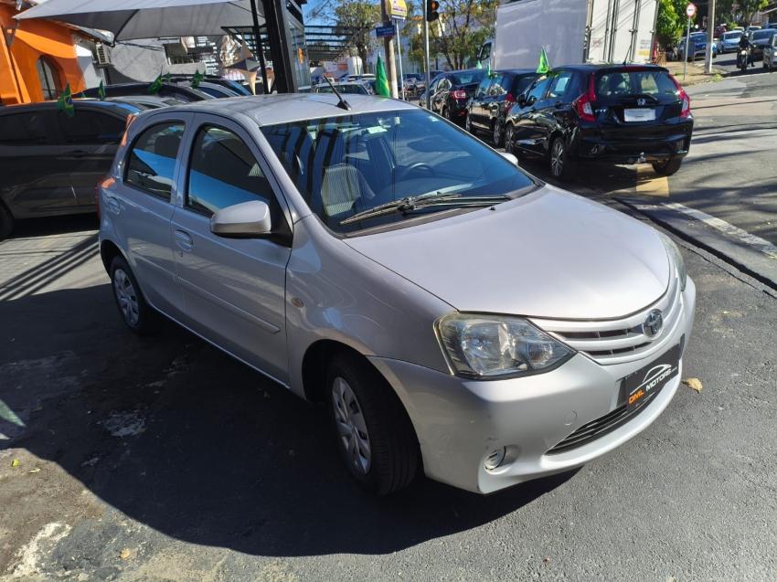 TOYOTA Etios Hatch - Foto