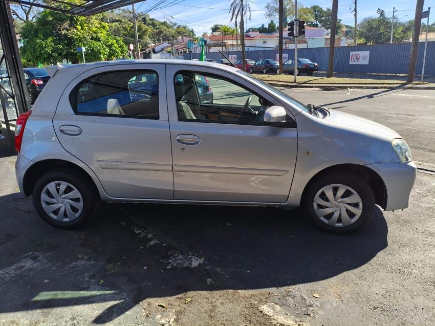 TOYOTA Etios Hatch - Foto