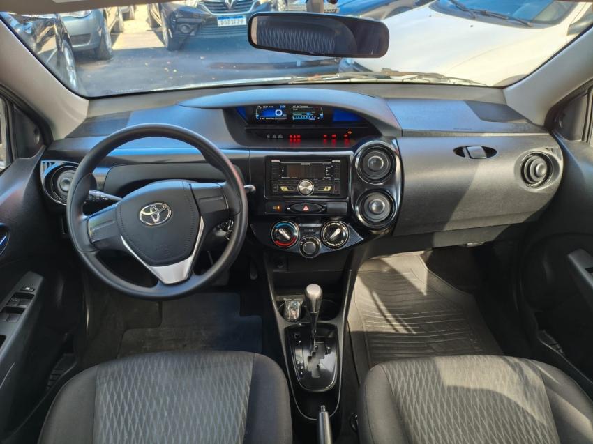 TOYOTA Etios Hatch - Foto