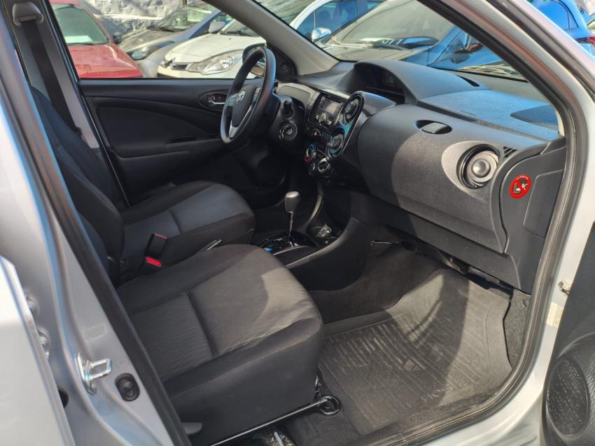 TOYOTA Etios Hatch - Foto