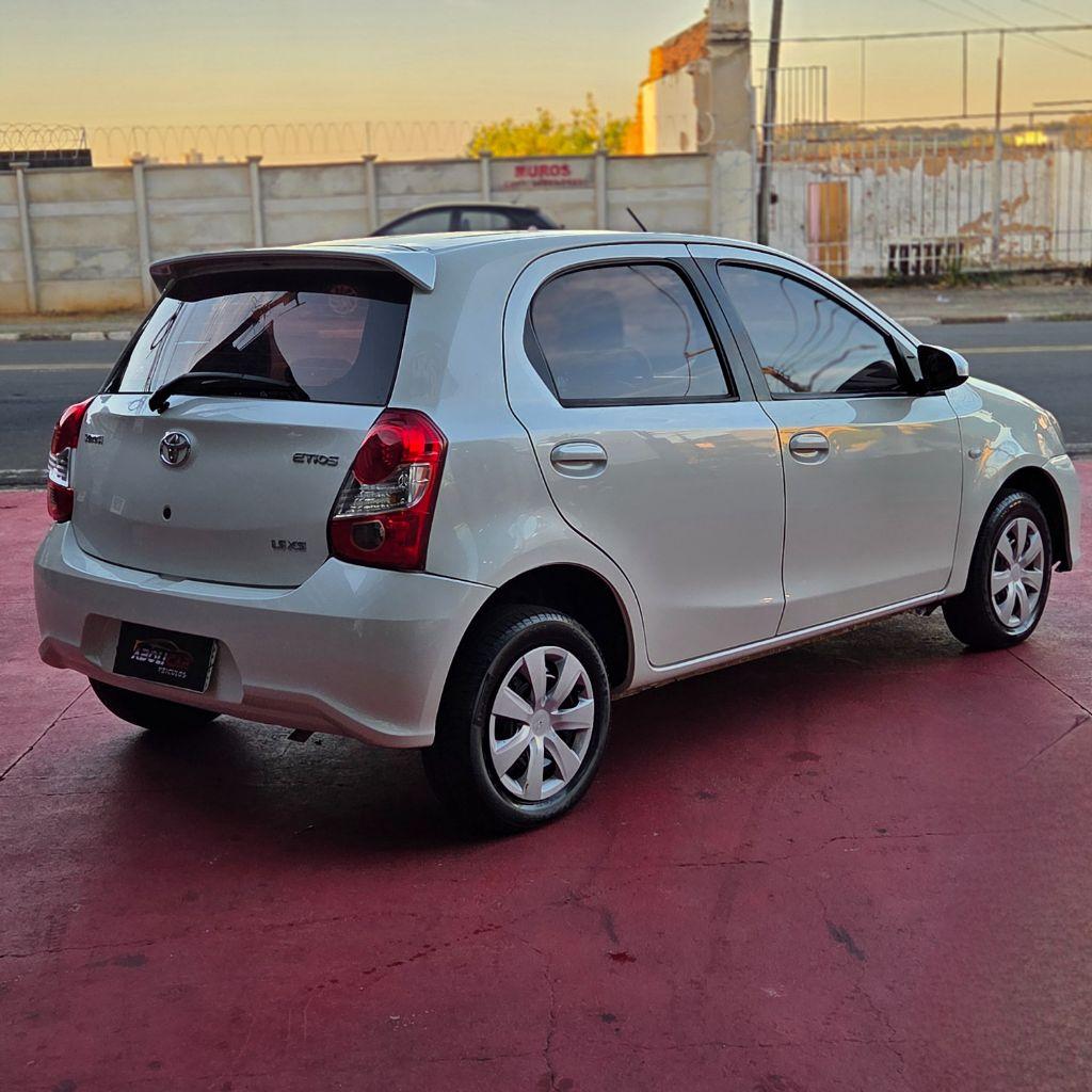 TOYOTA Etios Hatch - Foto