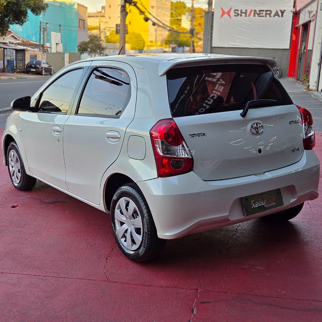 TOYOTA Etios Hatch - Foto
