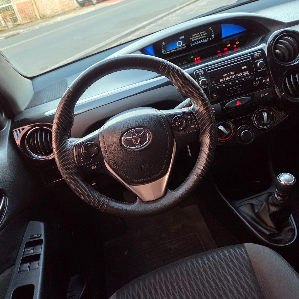 TOYOTA Etios Hatch - Foto