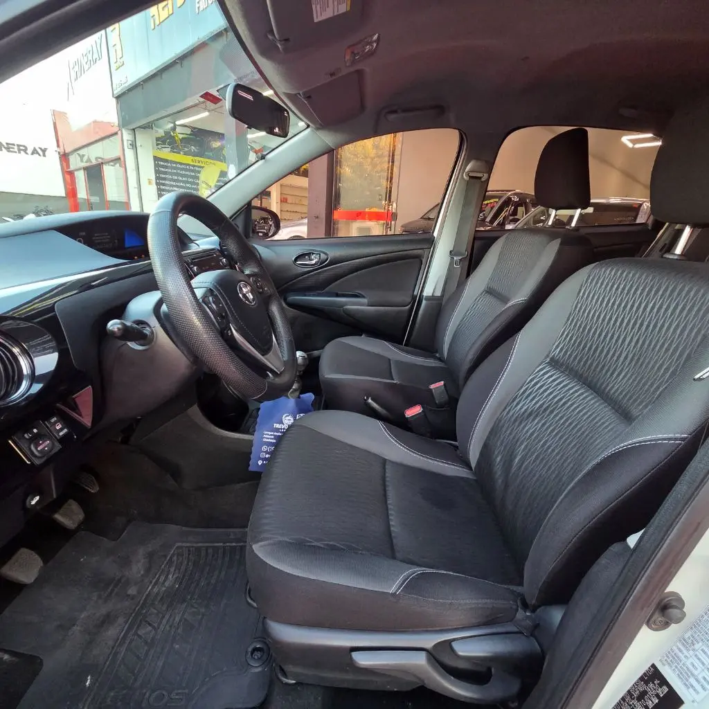 TOYOTA Etios Hatch - Foto