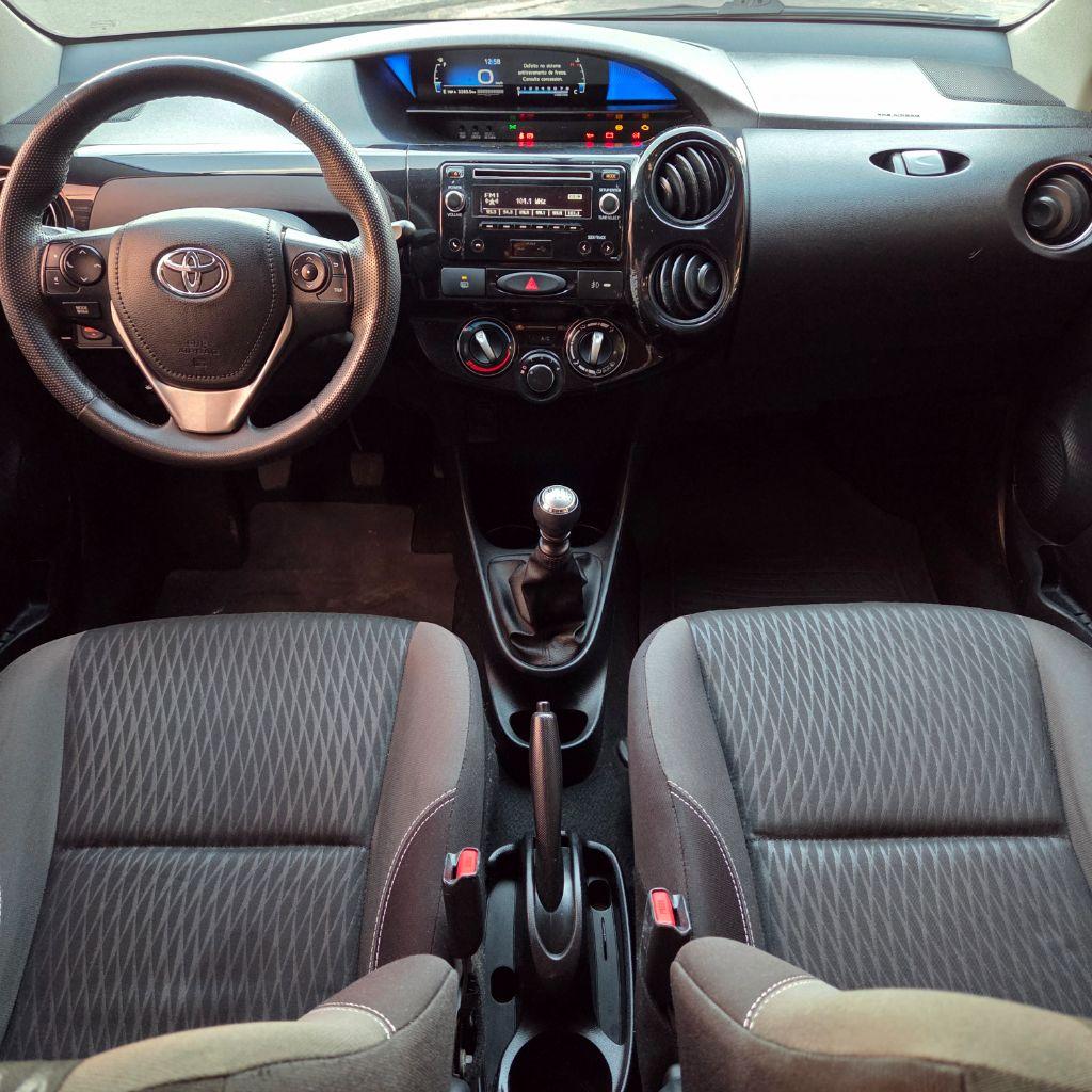TOYOTA Etios Hatch - Foto