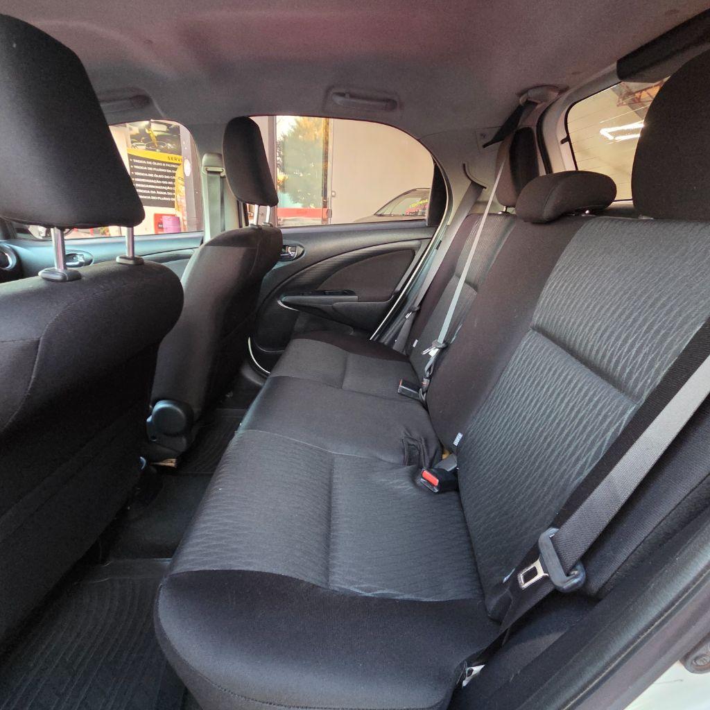 TOYOTA Etios Hatch - Foto