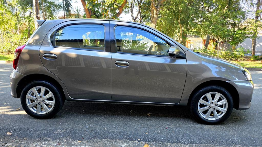TOYOTA Etios Hatch - Foto