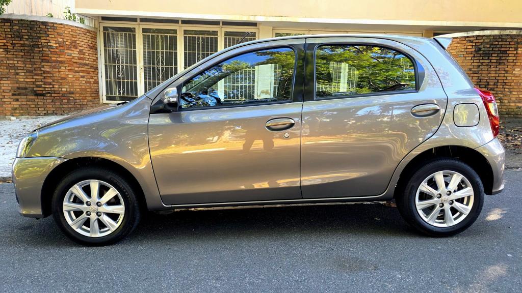 TOYOTA Etios Hatch - Foto