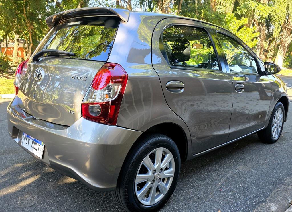 TOYOTA Etios Hatch - Foto