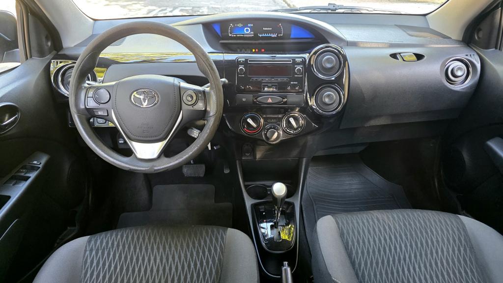 TOYOTA Etios Hatch - Foto