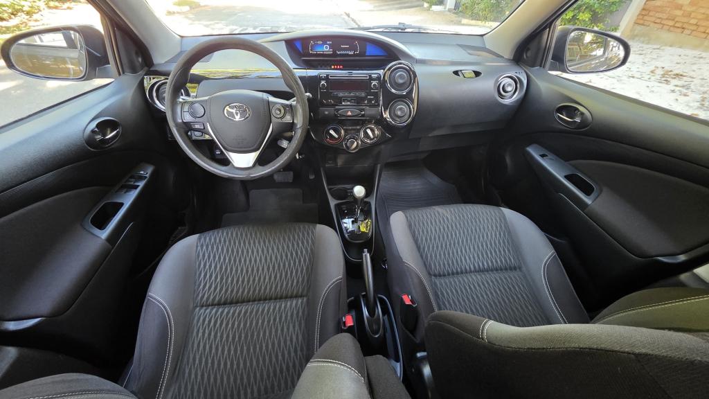 TOYOTA Etios Hatch - Foto