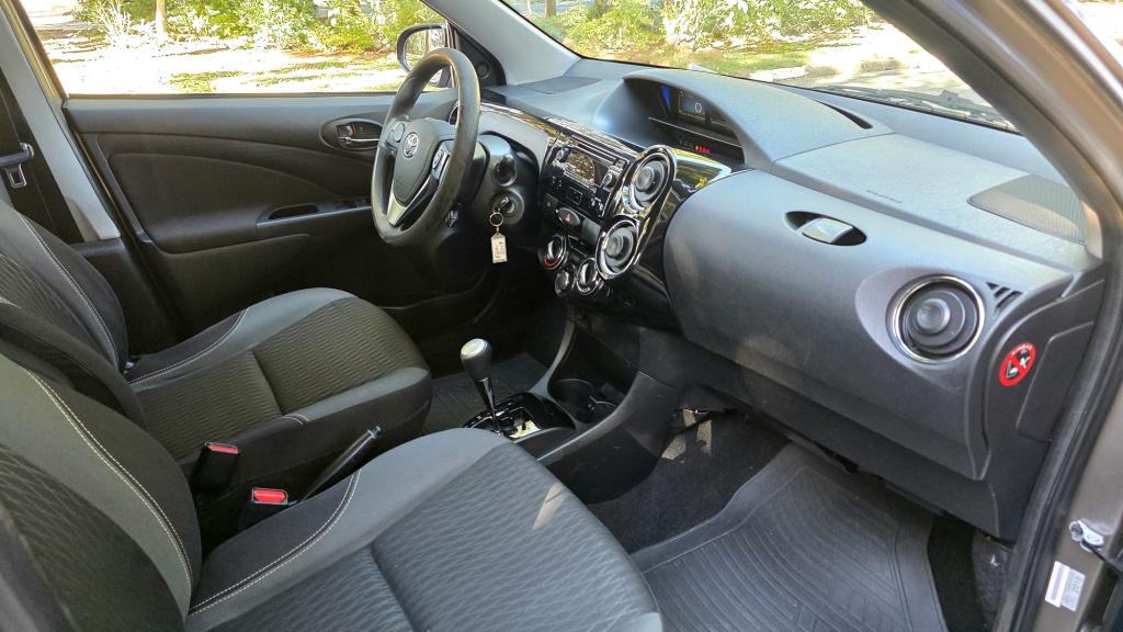 TOYOTA Etios Hatch - Foto