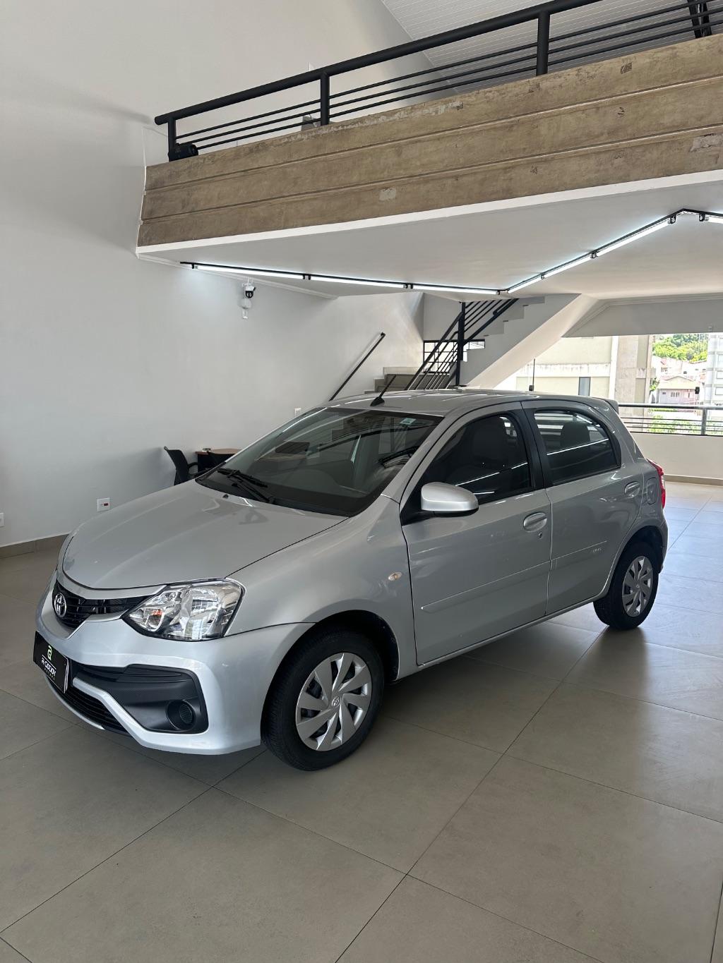 TOYOTA Etios Hatch - Foto