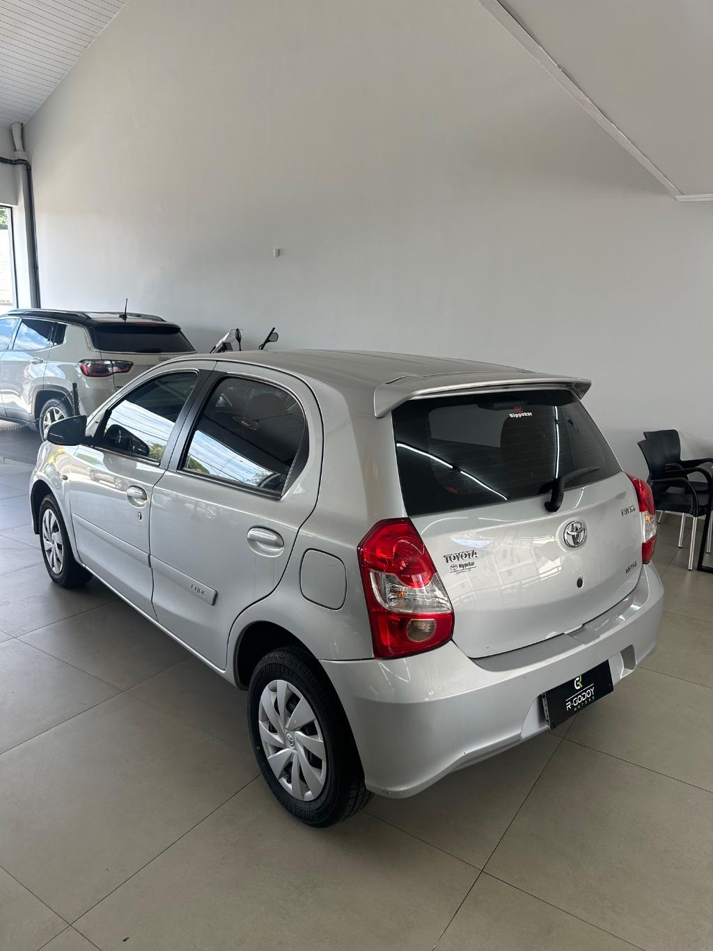 TOYOTA Etios Hatch - Foto