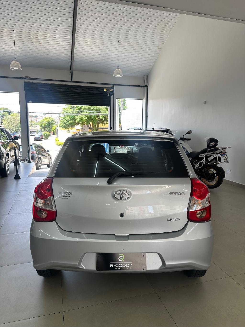 TOYOTA Etios Hatch - Foto